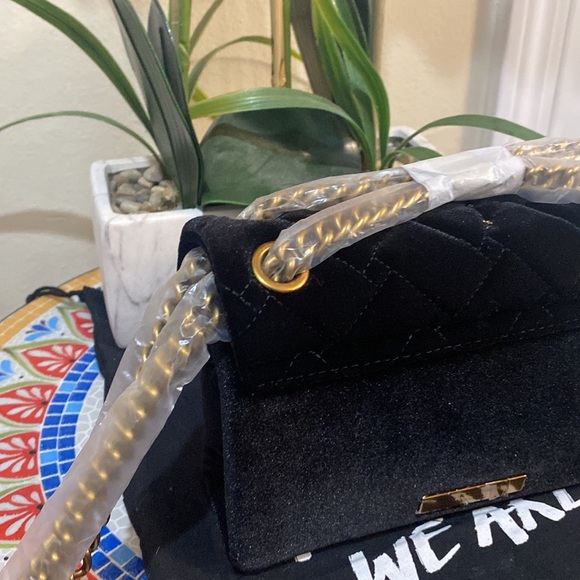 Mini Kensington Eye Quilted Velvet Crossbody Bag
Kurt Geiger London - Picture 5 of 12